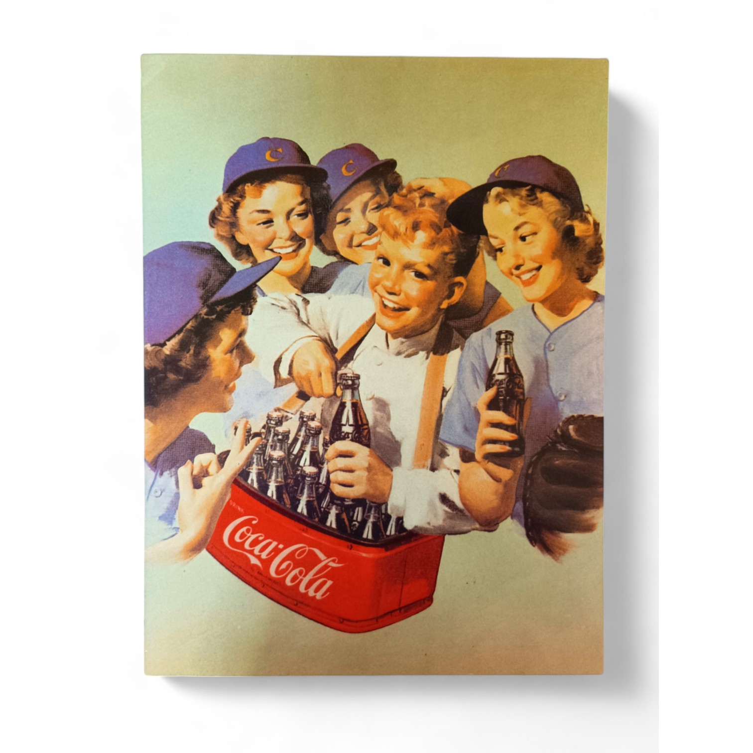 Ova vintage metalna reklama "Ladies with Cola Boy" odražava duh prošlih vremena.