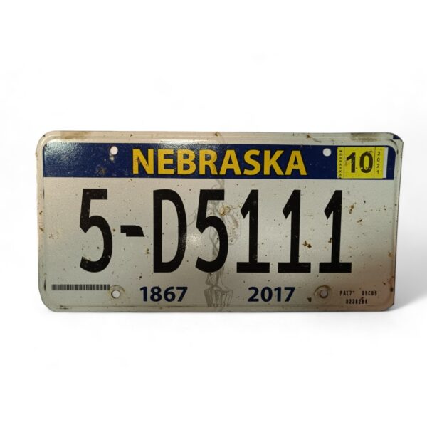 Prikazuje američku registarsku pločicu iz Nebraske. Izvrsna kao suvenir ili za kolekcionare.