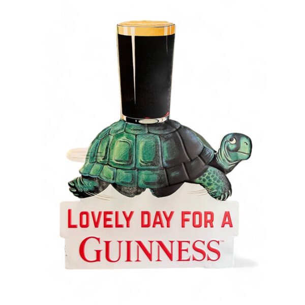 Ukrasni metalni reklamni natpis predstavlja poznatu irsku marku piva Guinness