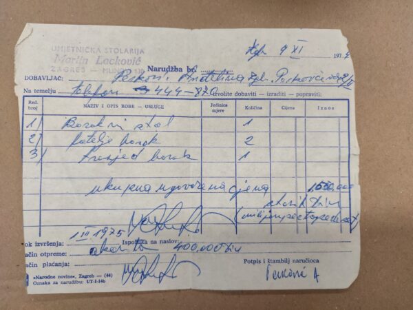 Komplet sjedeće garniture iz 1974. i okrugli stolić iz 19. stoljeća
