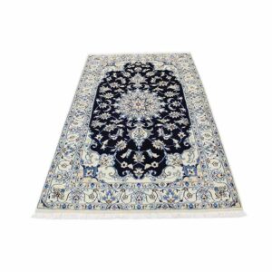 Nain tepih 12 La broj 28 s crnom podlogom i krem uzorcima. Ručno izrađen u Kašmaru, idealan za elegantan i sofisticiran interijer.