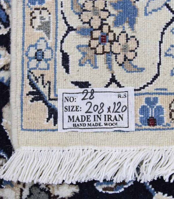 Nain tepih 12 La broj 28 s crnom podlogom i krem uzorcima. Ručno izrađen u Kašmaru, idealan za elegantan i sofisticiran interijer.
