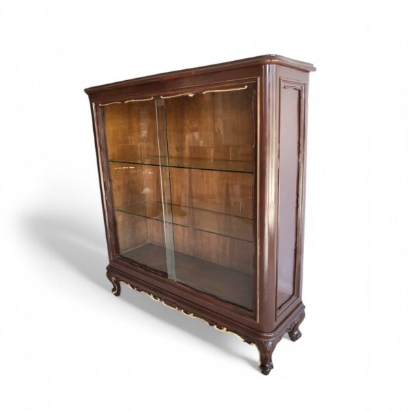 Vitrina s drvenim okvirom i staklenim policama – 105 × 31 × 111 cm