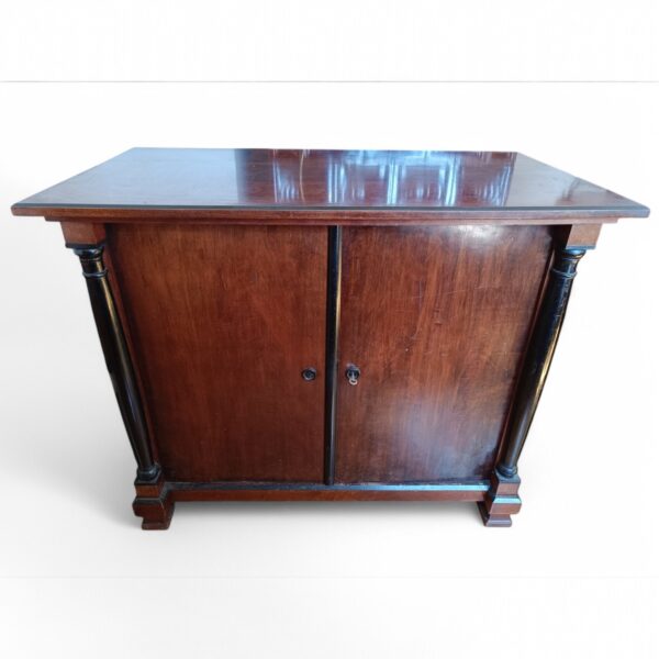 Antikna komoda s vratima, crni stupići – 120×64×100 cm