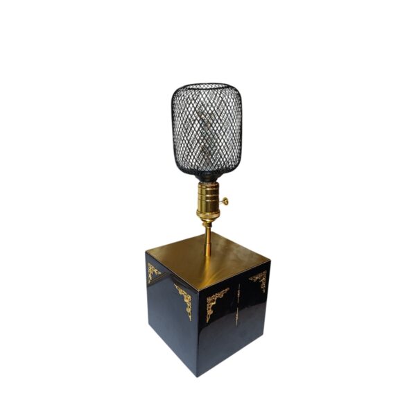 Dizajnerska stolna lampa industrijskog karaktera