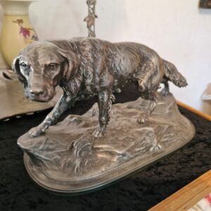 Figura psa, posrebreni cin