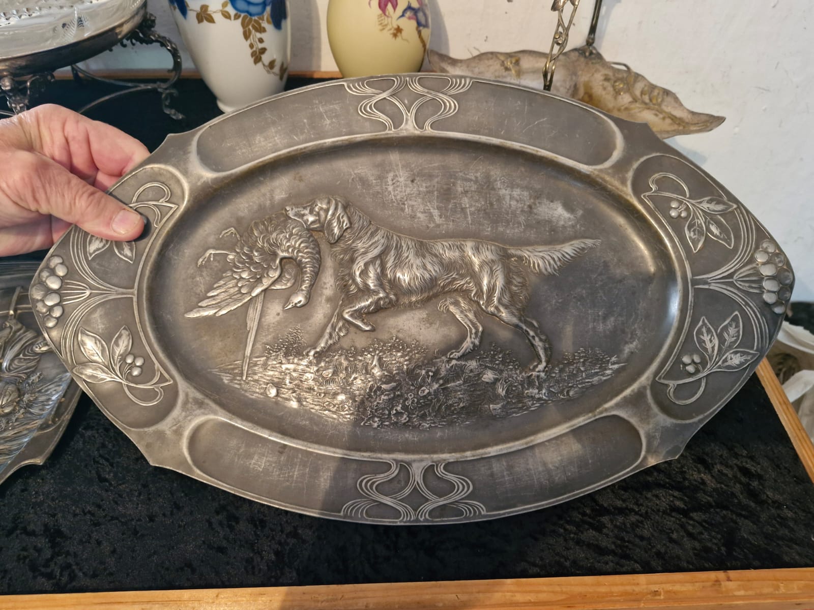 Jugendstil pladanj od cina s reljefom psa i fazana - Slika 2