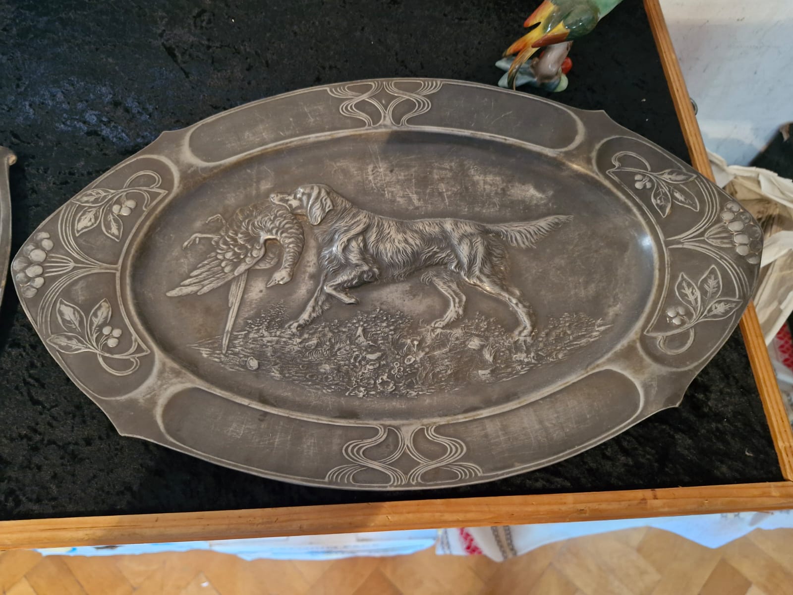 Jugendstil pladanj od cina s reljefom psa i fazana, oko 1900. godine, s dekorativnim biljnim motivima i izraženom umjetničkom obradom.