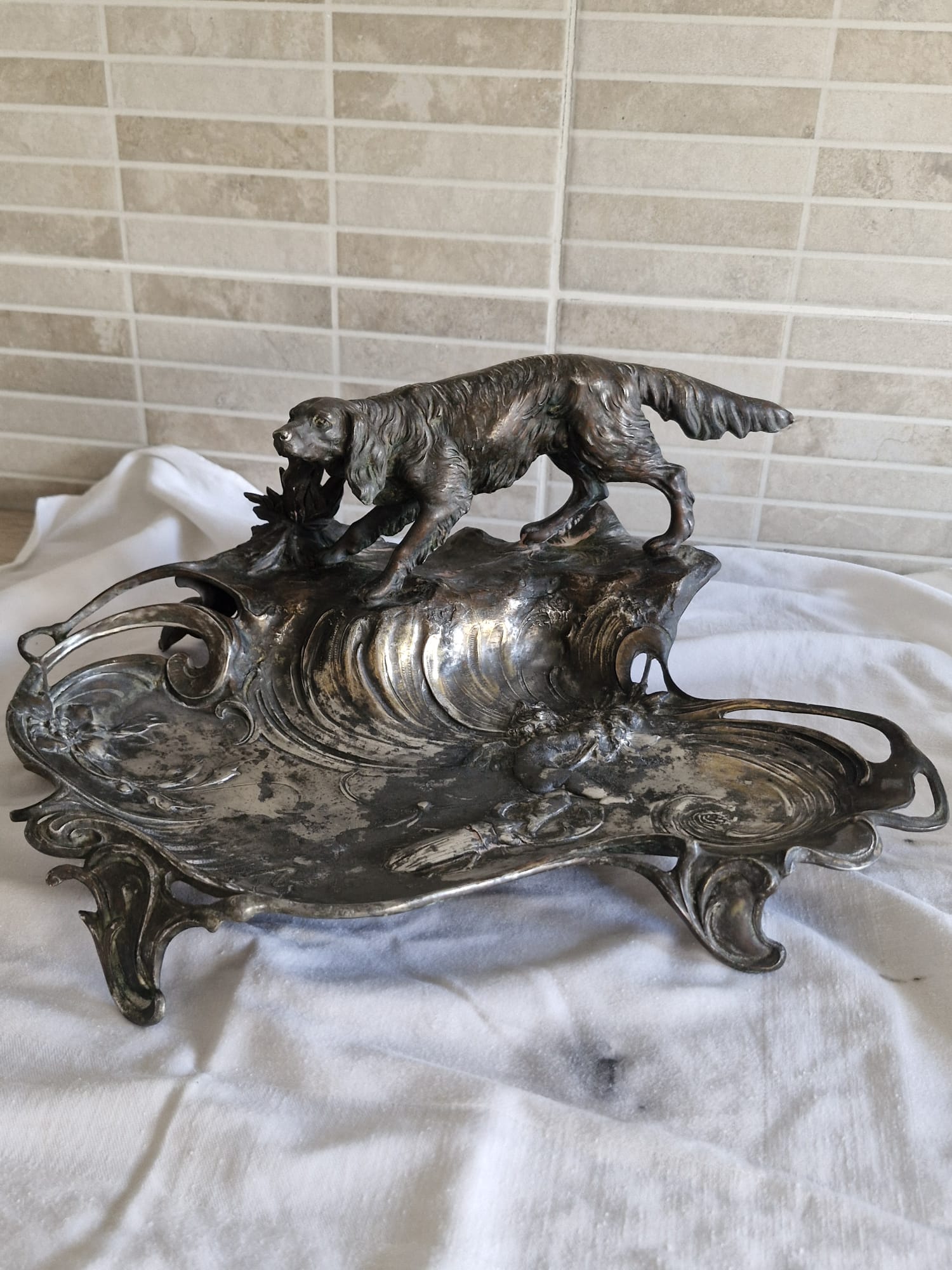 Jugendstil posuda s figurom psa, cin - Slika 2