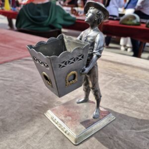 Secesijska figura dječaka