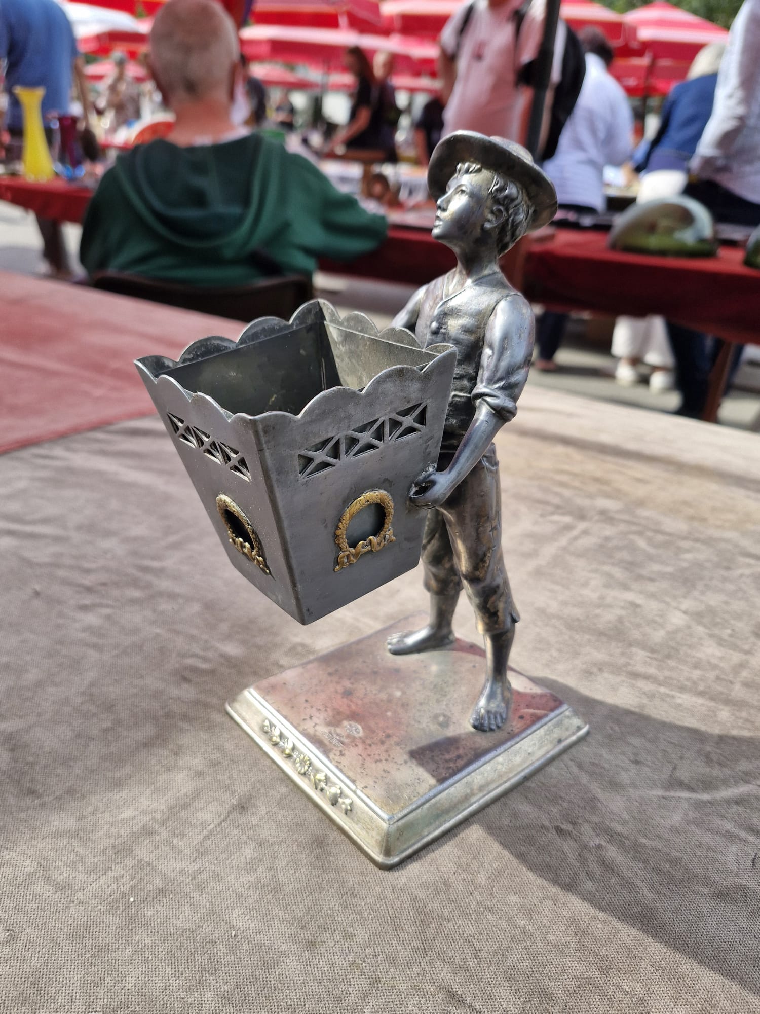 Secesijska figura dječaka