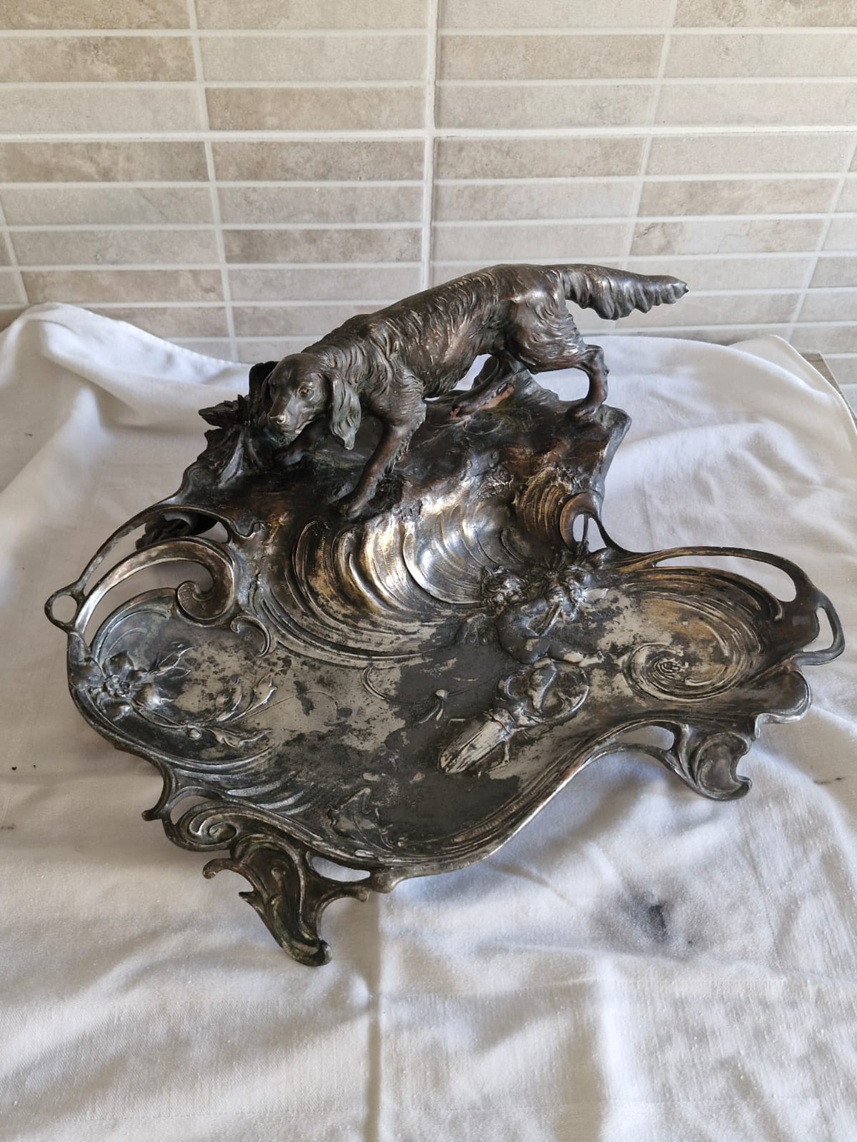 Jugendstil posuda s figurom psa, cin - Slika 3