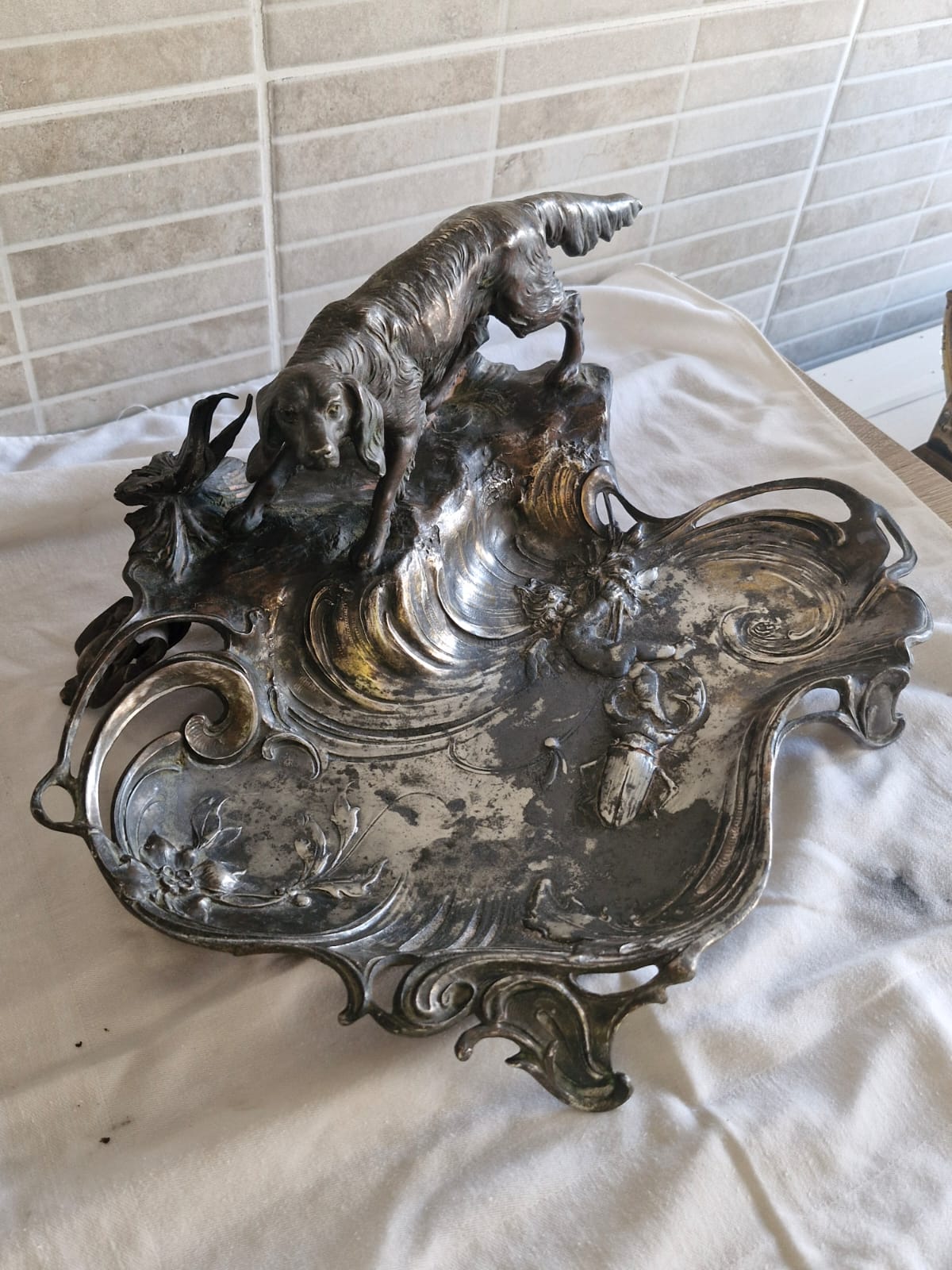 Jugendstil posuda s figurom psa, cin