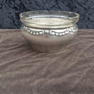 Manja posrebrena žardinjera s reljefnim kristalnim uloškom