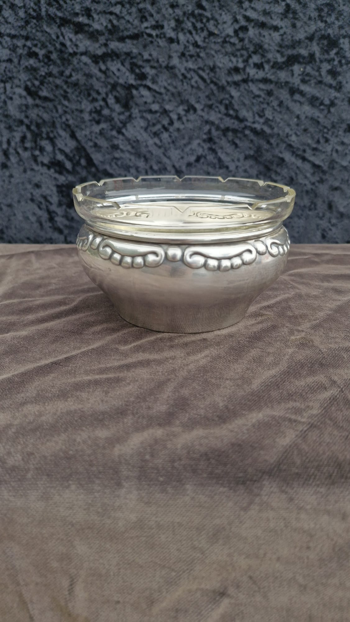 Manja posrebrena žardinjera s reljefnim kristalnim uloškom