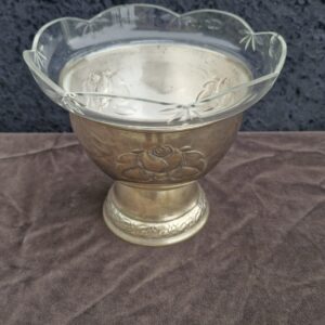 Posrebrena žardinjera s reljefom ruže i kristalnim uloškom