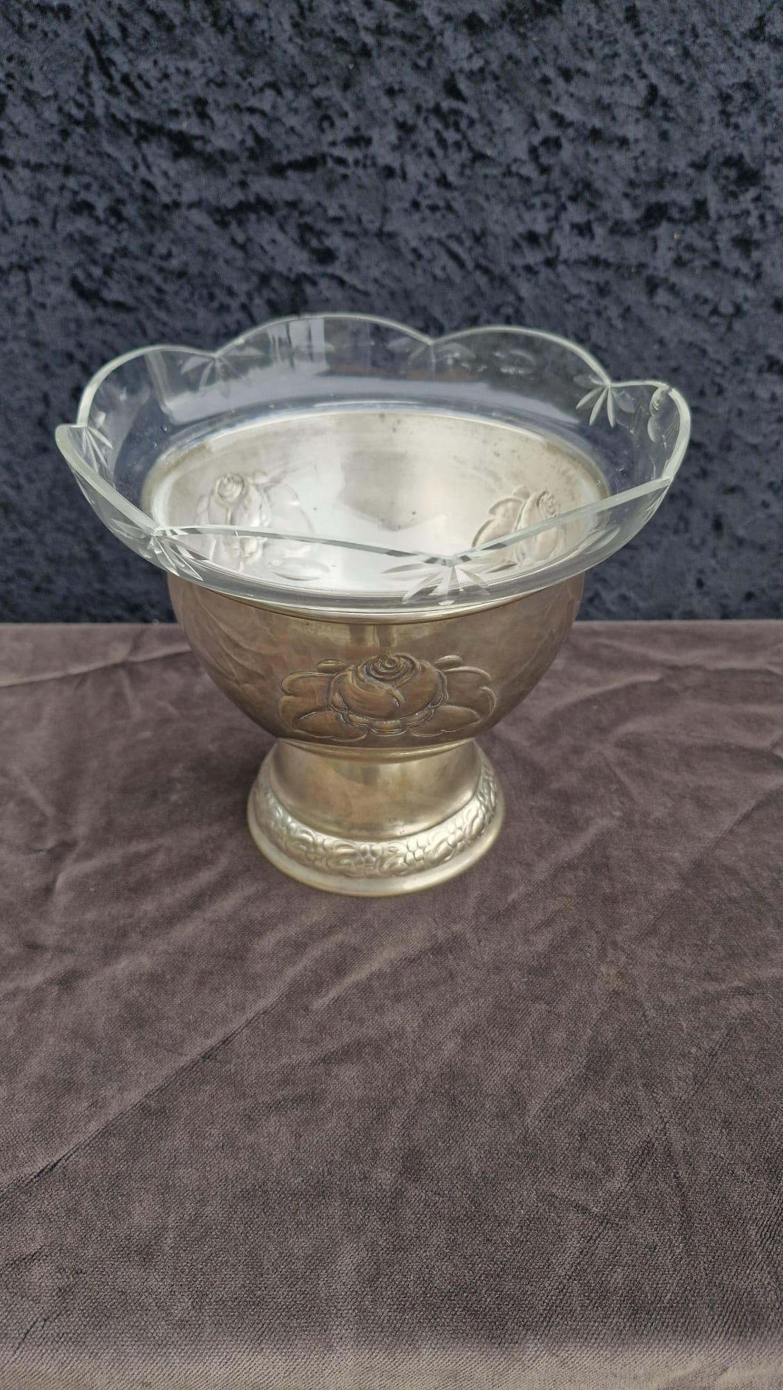 Posrebrena žardinjera s reljefom ruže i kristalnim uloškom