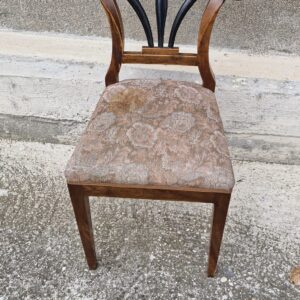 Četiri bidermajer stolice od masivnog oraha, oko 1840. Autentične, elegantne i čvrste, bez furnira – idealne za klasične interijere.