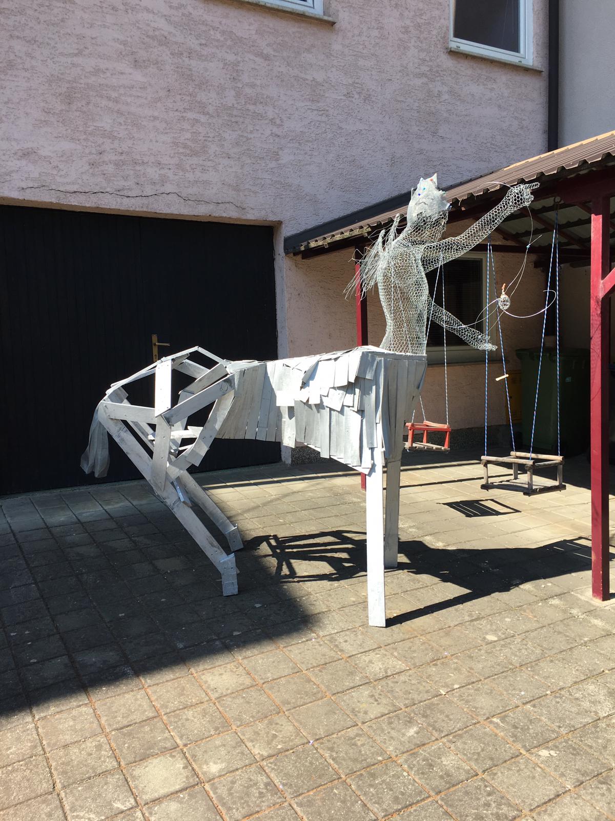 Suvremena skulptura Kentaur – drvo i žica, 200 × 220 × 60 cm