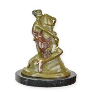 Brončana skulptura – žena grli falus