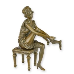 Brončana skulptura – žena odijeva donje rublje