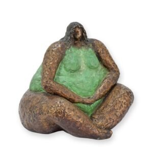 Brončana skulptura – sjedi ženski