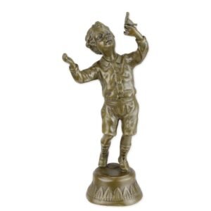 Brončana skulptura – dječak s golub